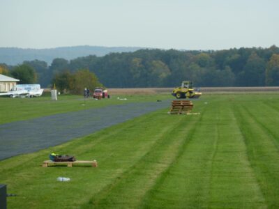 Runway stabilisation TERRA-GRID E 35 carried out by club members