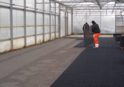 Ground reinforcement of a greenhouse with TERRA-GRID E 35 ground grids