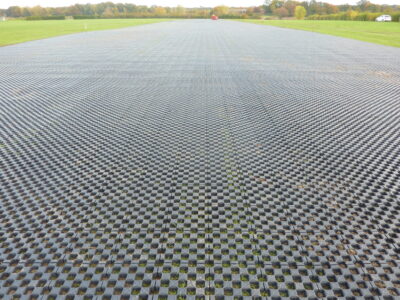 Finished runway reinforcement with optimal water drainage