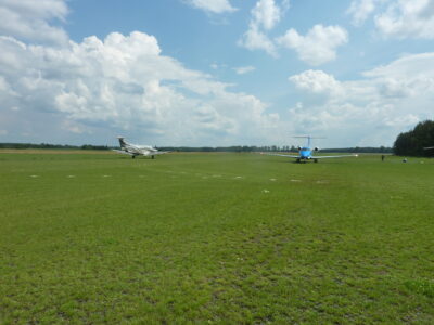 Parkflächen Flugplatz mit Bodengittern